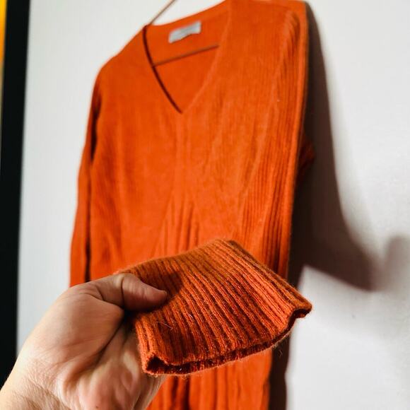D EXTERIOR Burnt Orange Lone Sleeve V Neck Ribbed Sweater Size Medium - Picture 3 of 8